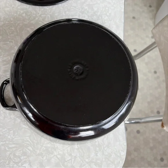 Le Creuset #26 5.5 qt black glossy Dutch oven in almost perfect condition - Picture 5 of 8